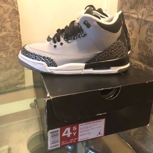 Air Jordan 3 Retro in Wolf Grey size 4.5